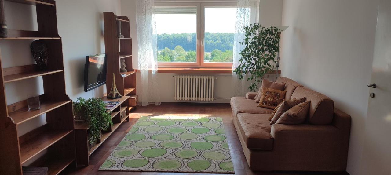 Danube Riverside Apartment With Quite Workplace Bratislava Exterior foto